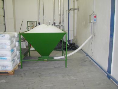 ABS, PE, PP, PA, Pet fólie, PVC granuláty, polystyrén, dopravník, prášek plastový,granulát, plast, plasty,spirálový dopravník, šnekový dopravník, pásový dopravník, šnekové dopravníky, šnek, spirála, Stanislav Rataj, Rataj a.s., big-bag stanice, big-bag, vážení materiálu, váha, big-bag stanice plnící, big-bag stanice vyprazdňovací